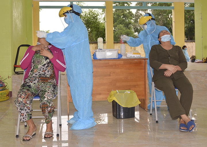 Nhân viên y tế lấy mẫu xét nghiệm tầm soát COVID-19 
