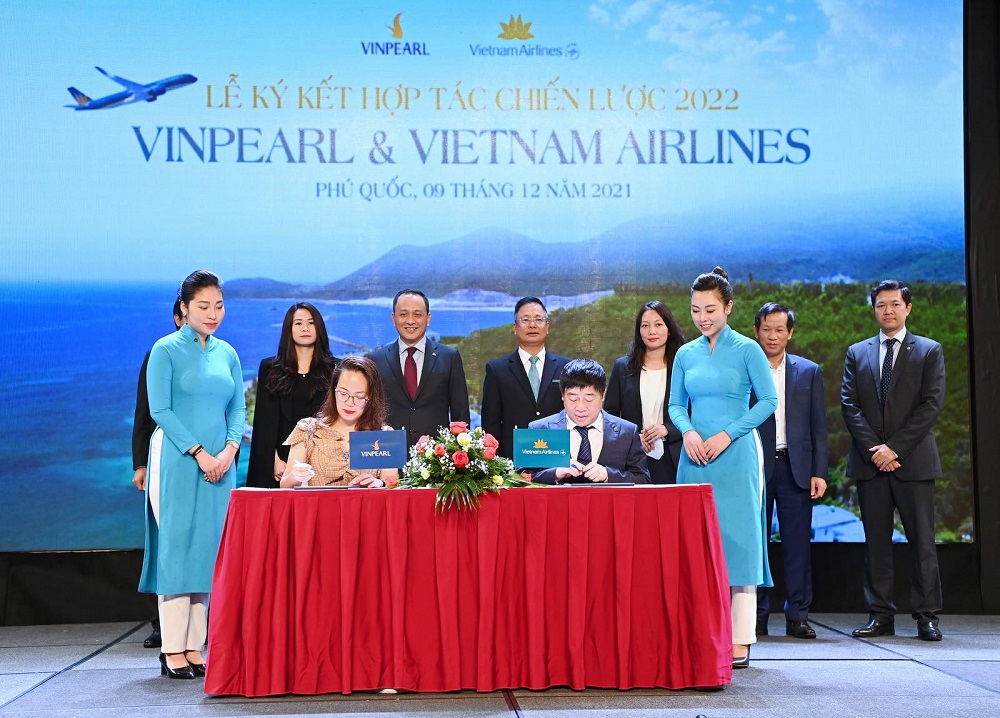 Tổng giám đốc Vietnam Airlines và bà Lê Thu Trang - Tổng giám đốc Vinpearl Discovery và VinOasis ký kết hợp tác chiến lược phát triển hàng không - du lịch - Ảnh: Vietnam Airlines