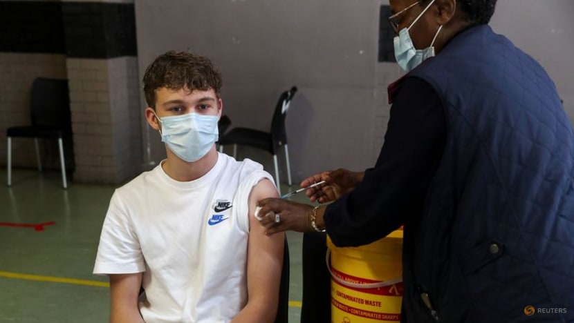Một nhân viên y tế tiêm một liều vắc-xin phòng bệnh Pfizer coronavirus (COVID-19) cho một thiếu niên, trong bối cảnh sự lây lan của biến thể SARS-CoV-2 Omicron, ở Johannesburg, Nam Phi, ngày 9 tháng 12 năm 2021. REUTERS / Sumaya Hisham