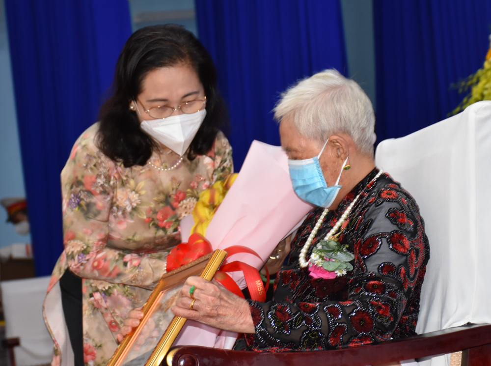 Chủ tịch HĐND TPHCM Nguyễn Thị Lệ trao danh hiệu và chúc mừng Mẹ Võ Thị Sua.