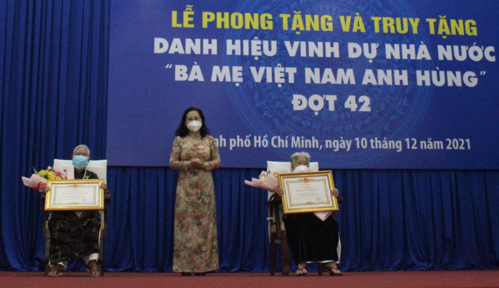 2 Mẹ Việt Nam Anh hùng Võ Thị Sua và Nguyễn Thị Cồm (Cờm) nhận danh hiệu được Nhà nước phong tặng.