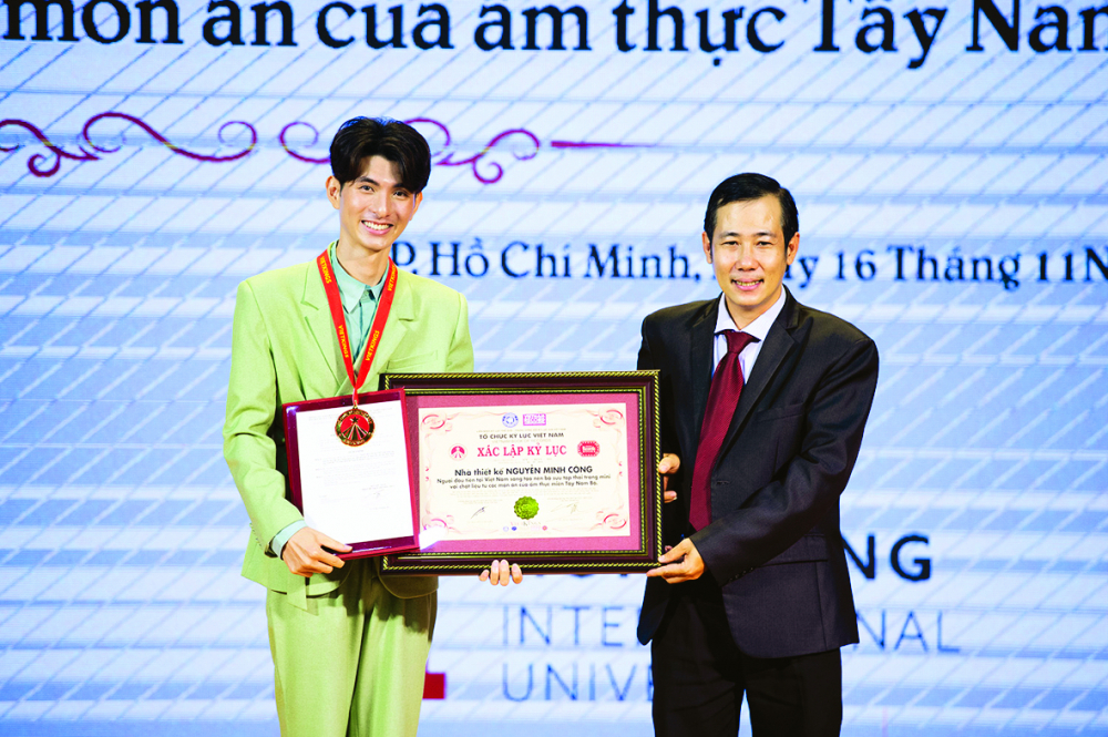 Nguyễn Minh Công nhận bằng kỷ lục Việt Nam
