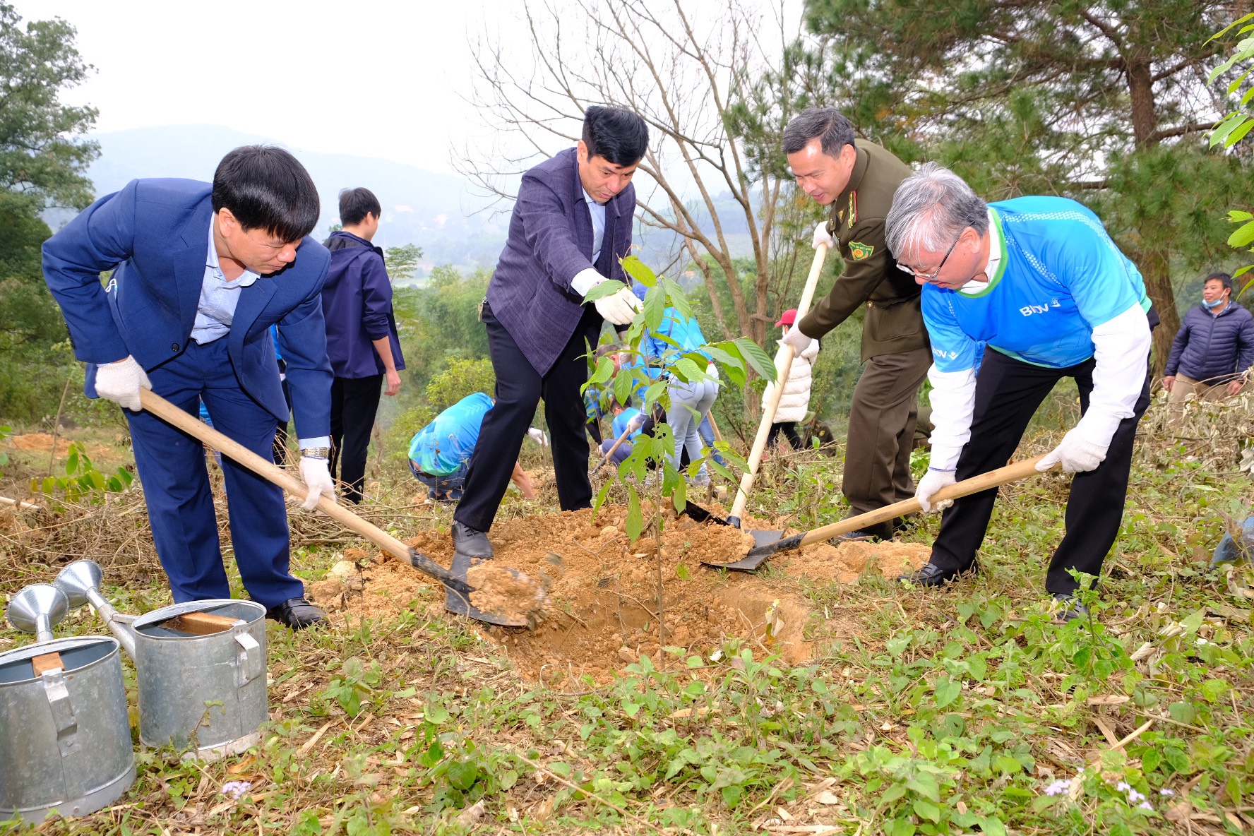 Lãnh đạo BIDV cùng lãnh đạo xã Khánh Thượng, lãnh đạo Vườn quốc gia Ba Vì thực hiện trồng những cây xanh đầu tiên - Ảnh: BIDV