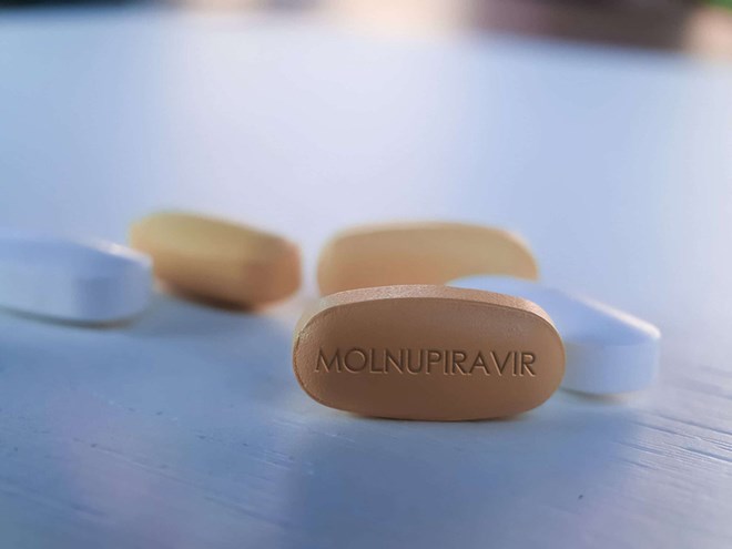 Monulpiravir hiện đang được sử dụng miễn phí và có kiểm soát trong Chương trình Đánh giá Chương trình sử dụng thuốc molnupiravir có kiểm soát tại cộng đồng cho người mắc COVID-19 có triệu chứng nhẹ tại TP HCM 