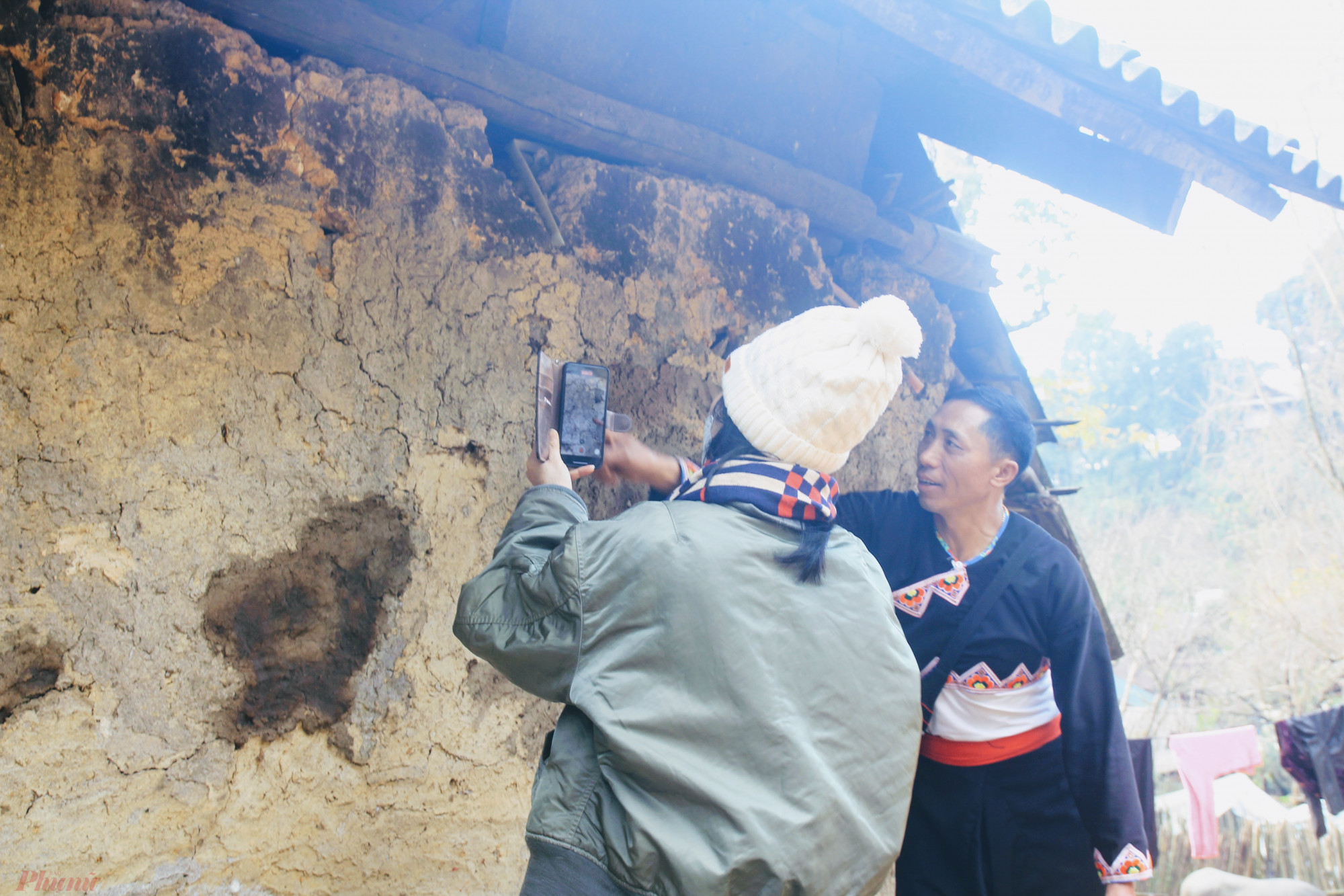 Du khách được giới thiệu về văn hoá nhà ở của dân tộc Mông ở Lai Châu.