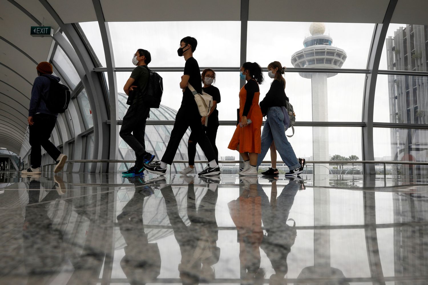 Mọi người đi qua tháp kiểm soát của sân bay Changi, Singapore, vào tháng Giêng năm nay. (Ảnh Reuters)