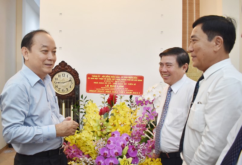 PGS.TS Lê Bảo Lâm (bìa trái) được lãnh đạo TP chúc mừng nhân ngày Nhà giáo Việt Nam)