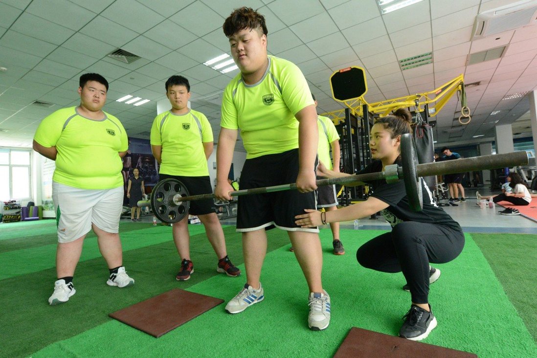 ọc sinh Trung Quốc béo phì tập thể dục dưới sự hướng dẫn của huấn luyện viên tại trại hè ở Trịnh Châu, tỉnh Hà Nam, Trung Quốc. Ảnh: Getty