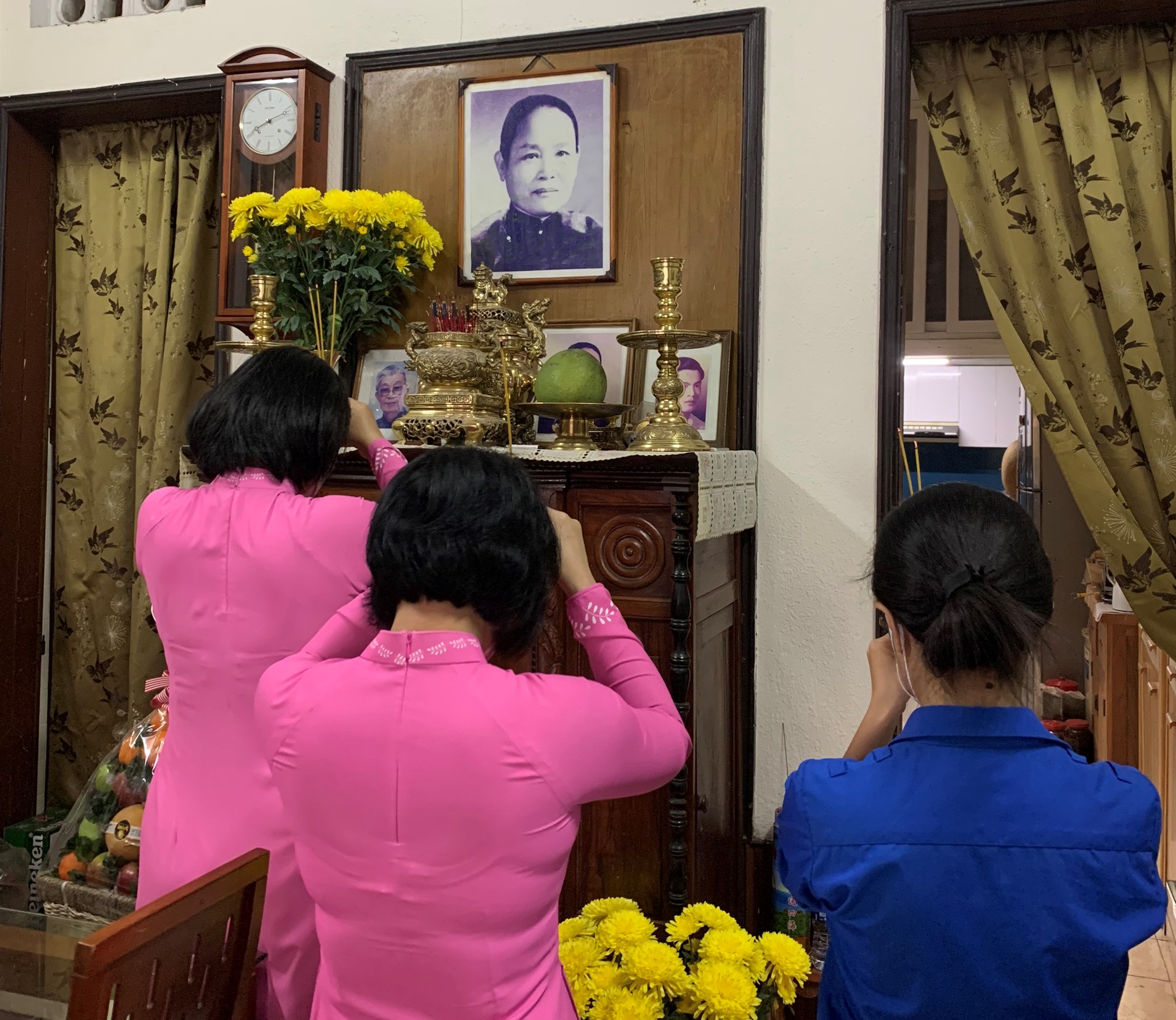 Đoàn đế thắp hương, dâng hoa, tri ân đến bà Nguyễn Thị Thập 