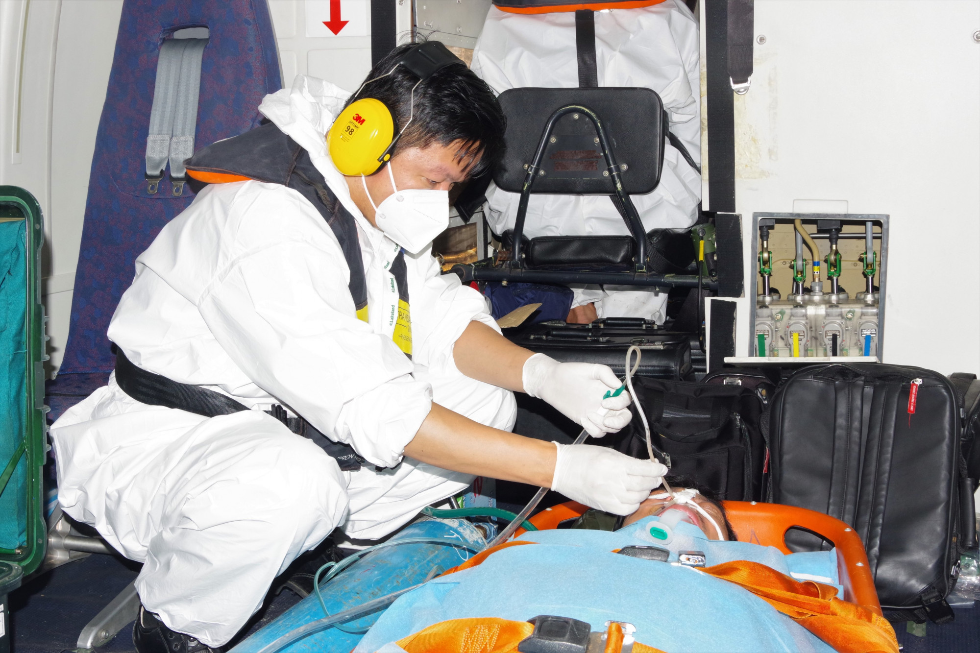 Một ngư dân được trực thăng đưa vào Bệnh viện Quân y 175 cấp cứu, ảnh Văn Chính