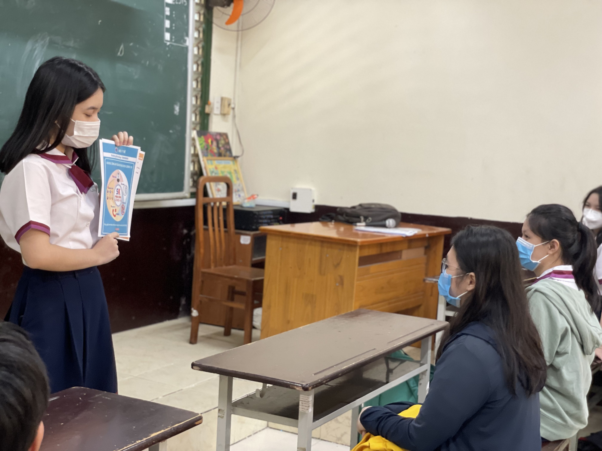 Học sinh lớp 12 Trường THPT Trưng Vương hướng dẫn nhau cách phòng chống dịch