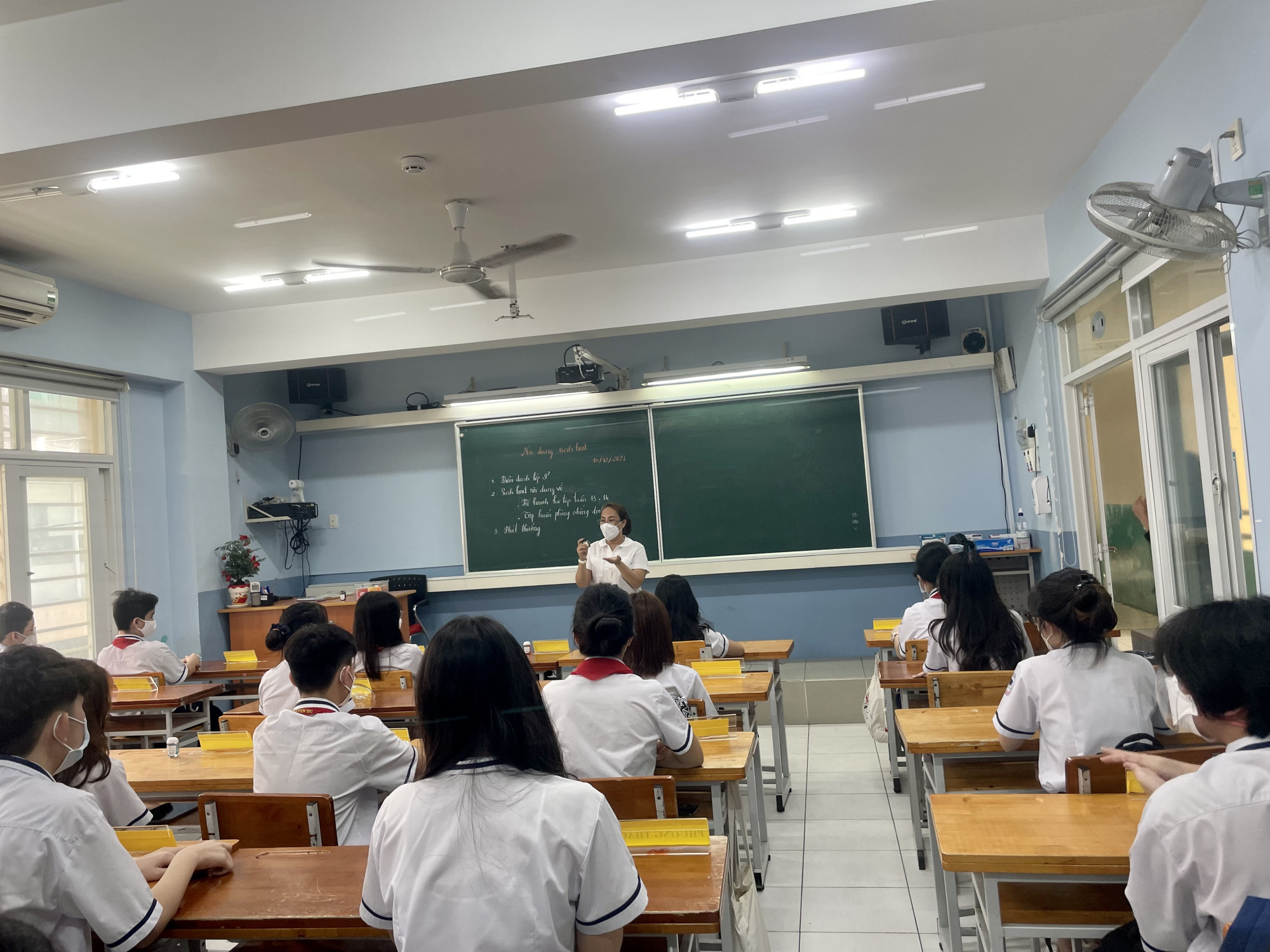 Cô Trần Thị Vân, GVCN lớp 9/4, Trường THCS Nguyễn Du (Q.1) hướng dẫn học sinh ý thức rửa tay khi đi học lại