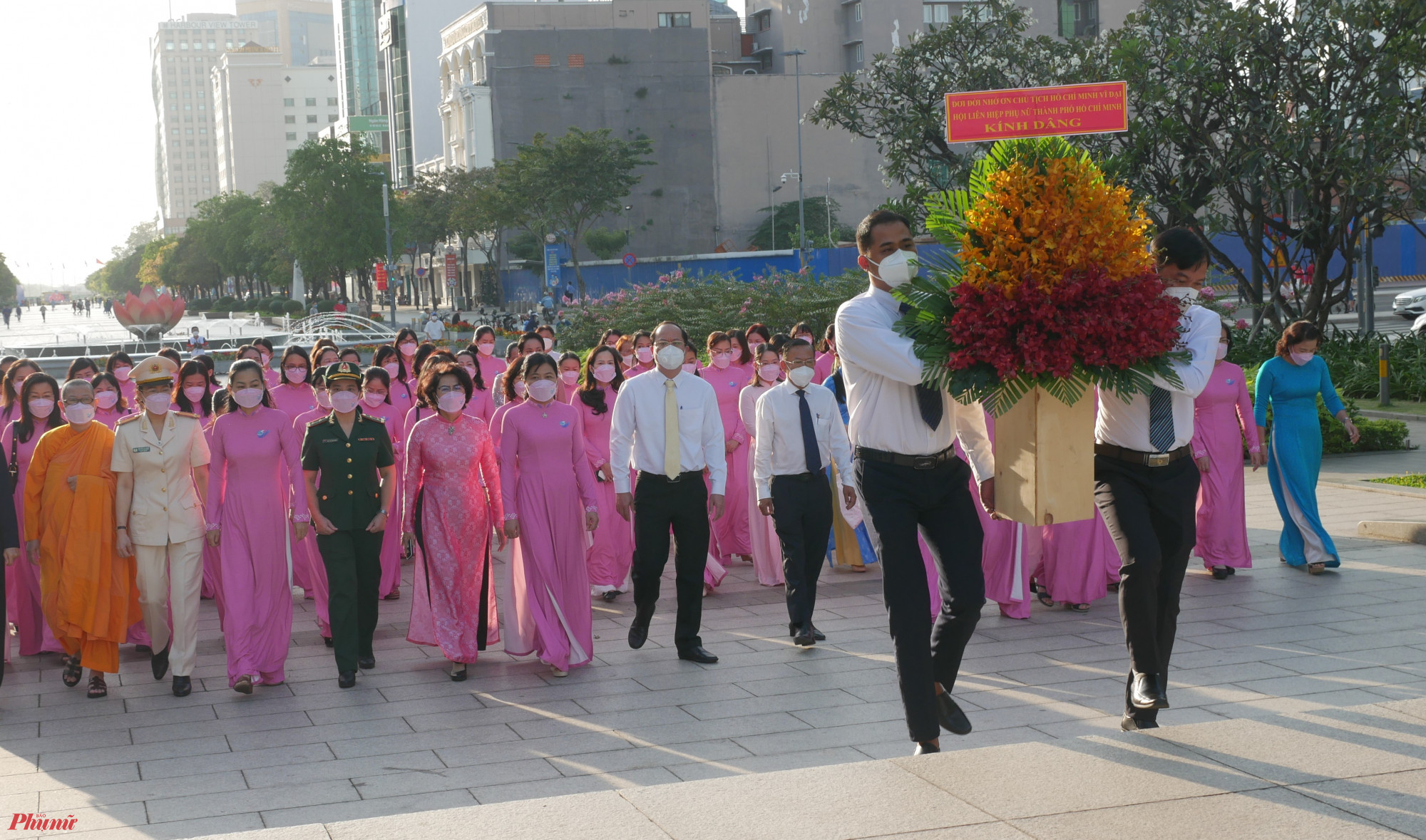 Đoàn Đoàn đại biểu Hội LHPN TPHCM do bà Nguyễn Trần Phuợng Trân - Chủ tịch Hội làm trưởng đoàn đã đến dâng dâng hoa tưởng niệm lên Chủ tịch Hồ Chí Minh