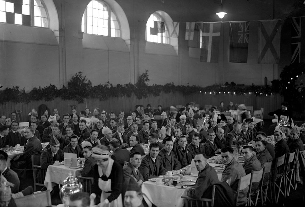 1942 Cung điện tổ chức bữa tối Giáng sinh cho các cựu chiến binh