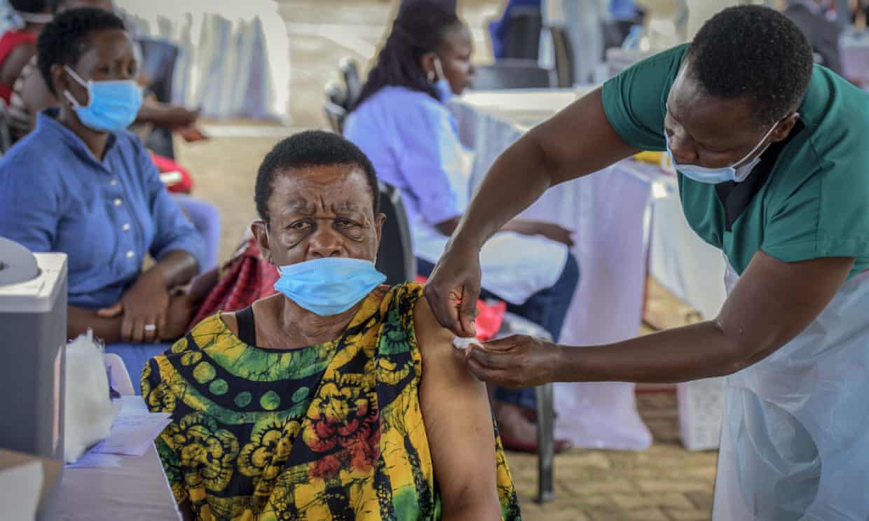 Một phụ nữ Uganda được tiêm ngừa ở trung tâm Kampala
