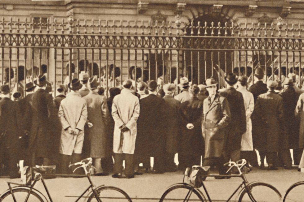 1936 Đám đông tụ tập bên ngoài cổng Cung điện Buckingham để xem lễ Đổi gác vào tháng 12 năm 1936.
