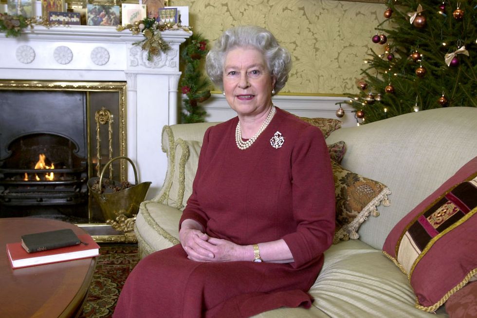2000 Mỉm cười bên lò sưởi ấm cúng, Nữ hoàng Elizabeth trông như lễ hội với màu đỏ trong buổi phát sóng Giáng sinh đầu tiên của thế kỷ mới.