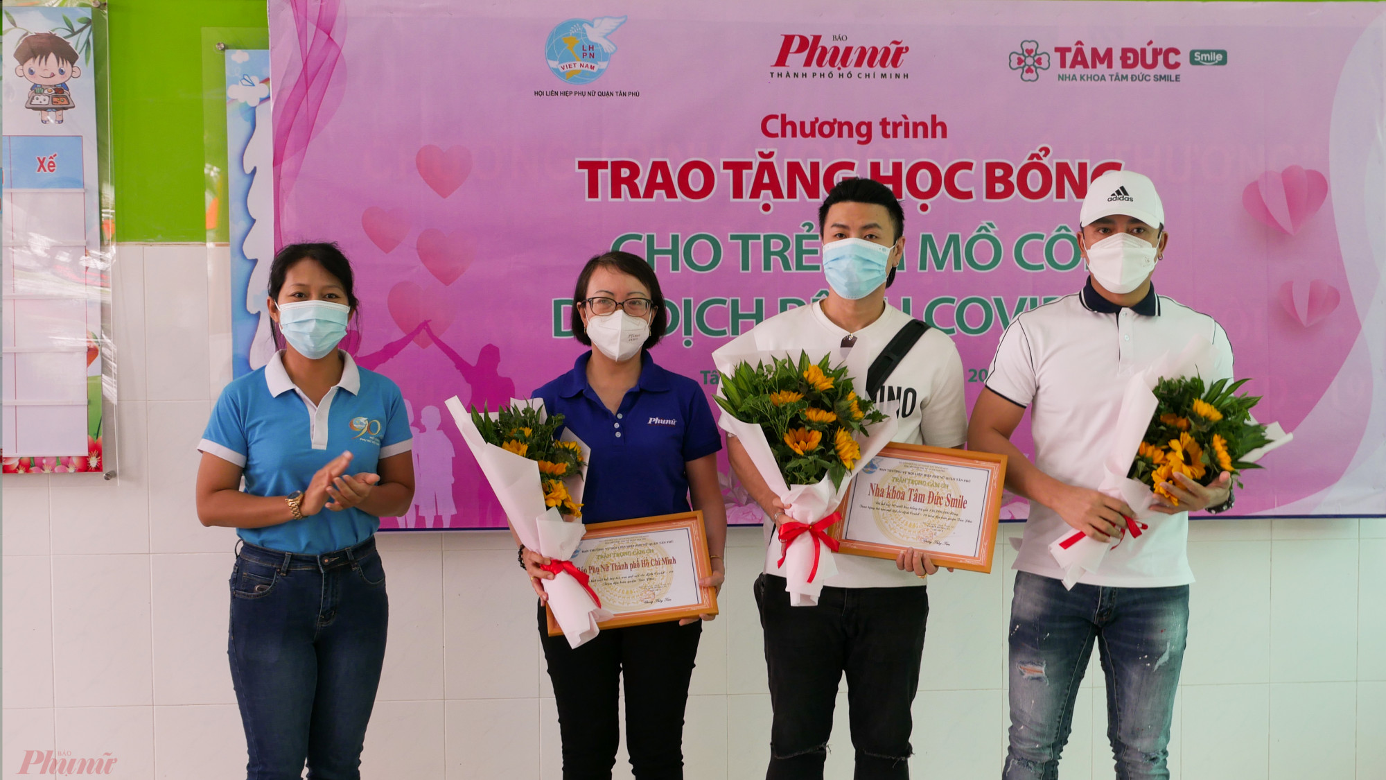 Hội LHPN quận Tân Phú tặng hoa và thư cảm ơn đến Báo Phụ nữ TPHCM, Nha khoa Tâm Đức Smile, nhóm nghệ sĩ đã hỗ trợ Hội LHPN chăm lo cho trẻ em mồ côi