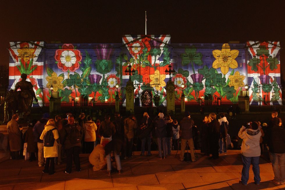 2003 Cung điện Buckingham tỏa sáng là một phần của dự án Brightening Up London năm 2003. Buổi trình diễn ánh sáng đã được đích thân Nữ hoàng phê duyệt, sau khi bà phát hiện ra một buổi trình chiếu tương tự trên Wellington Arch không lâu trước đó.