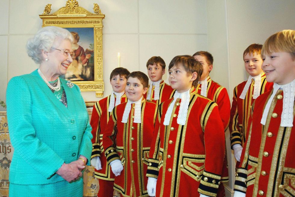 2005 Nữ hoàng trò chuyện với các thành viên của Nhà nguyện Hoàng gia của Nữ hoàng sau sự xuất hiện của họ trong chương trình phát sóng Ngày Giáng sinh hàng năm của bà.