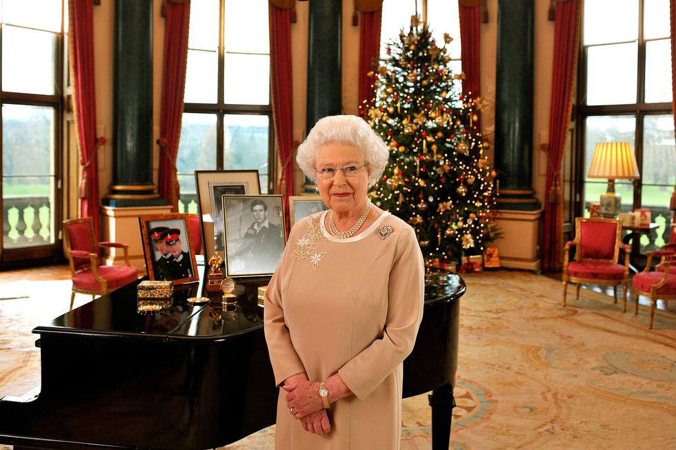 Mọi thứ, từ cái cây được trang trí đến rèm cửa lễ hội và những chiếc ghế phù hợp trông đẹp như tranh vẽ trong Phòng Âm nhạc tại cung điện vào năm 2008.