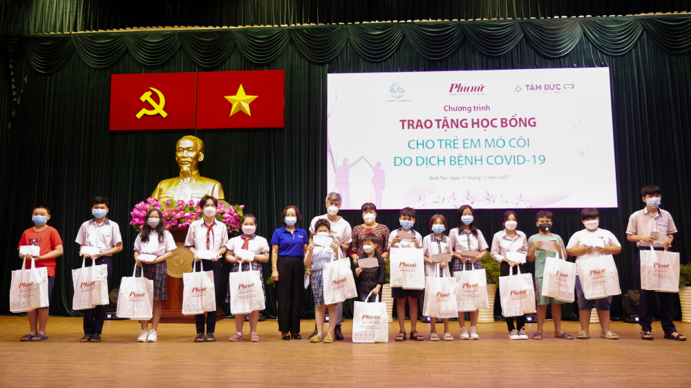 Chương trình trao tặng học bổng cho trẻ em mồ côi tại quận Bình Tân 