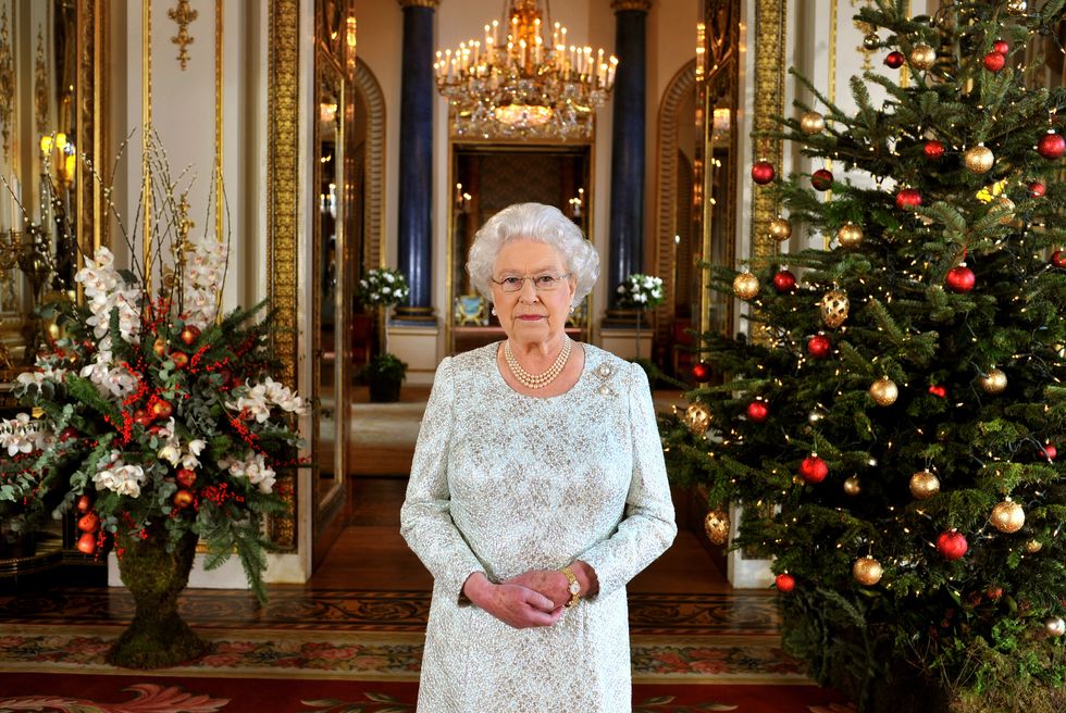 Cách bài trí hoa trang nhã, đèn chùm sáng lấp lánh, hàng cây mời gọi, Cung điện Buckingham không có gì là mê hoặc vào năm 2012.