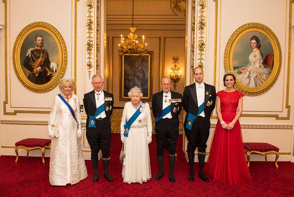 2016 Nữ công tước Camilla, Thái tử Charles, Nữ hoàng Elizabeth, Hoàng tử Philip, Hoàng tử William và Kate Middleton trông duyên dáng như mọi khi trong buổi tiệc chiêu đãi của Đoàn Ngoại giao tại Cung điện Buckingham chỉ vài tuần trước Giáng sinh.