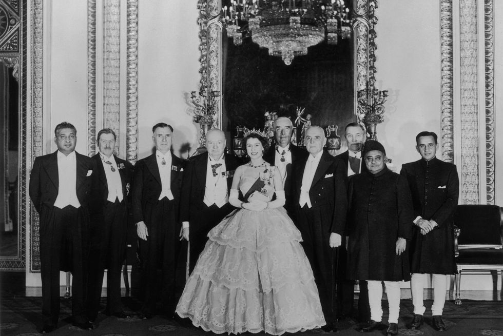 Năm 1952 Không lâu trước lễ Giáng sinh, Nữ hoàng Elizabeth dẫn đầu Hội nghị các nền kinh tế tại Phòng ngai vàng của Cung điện Buckingham.
