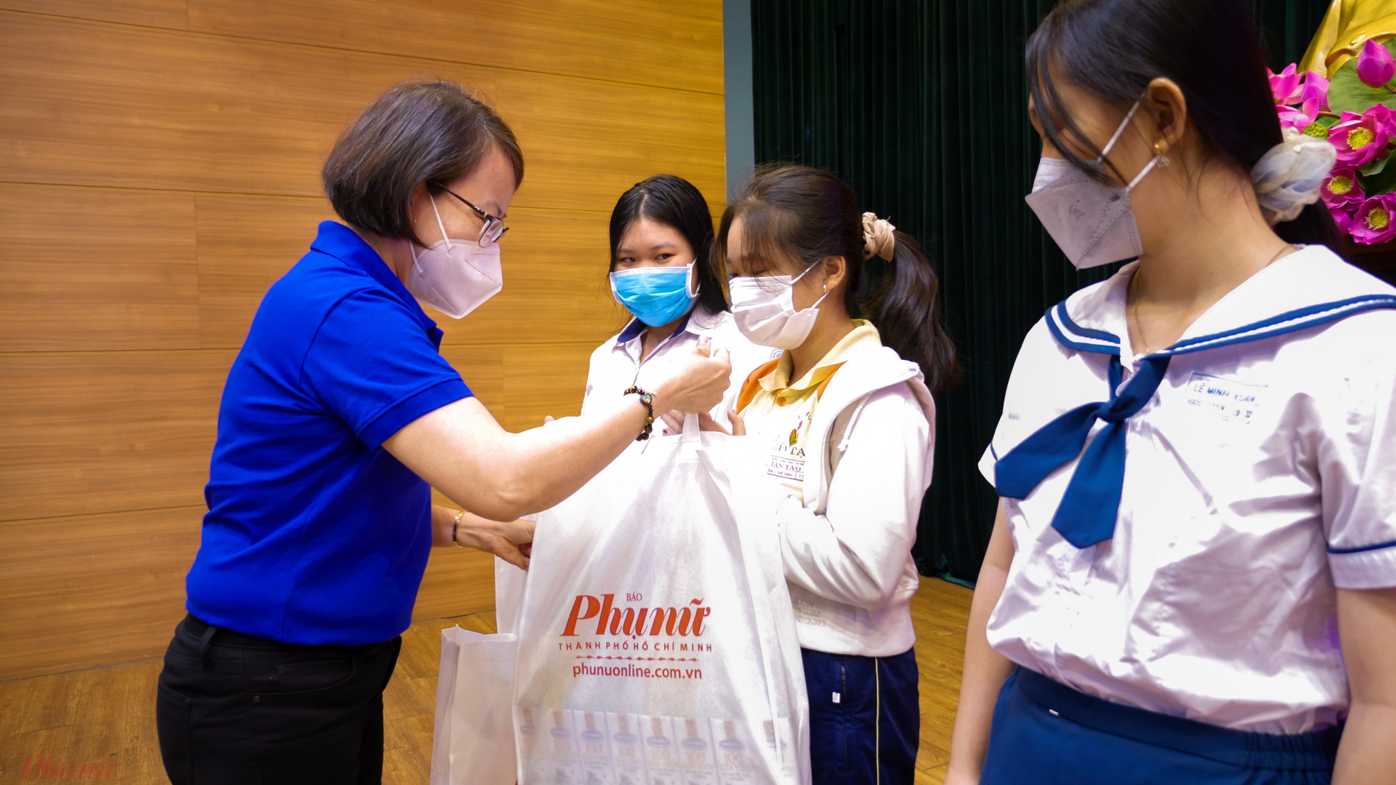 Đại diện Báo Phụ nữ TPHCM tặng học bổng cho các em tại quận Bình Tân