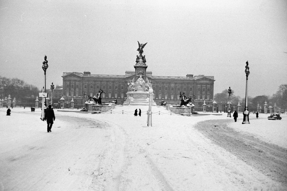 Năm 1962 Đó là một lễ Giáng sinh trắng năm 1962, với bức tượng Nữ hoàng Victoria lấp lánh trong tuyết.