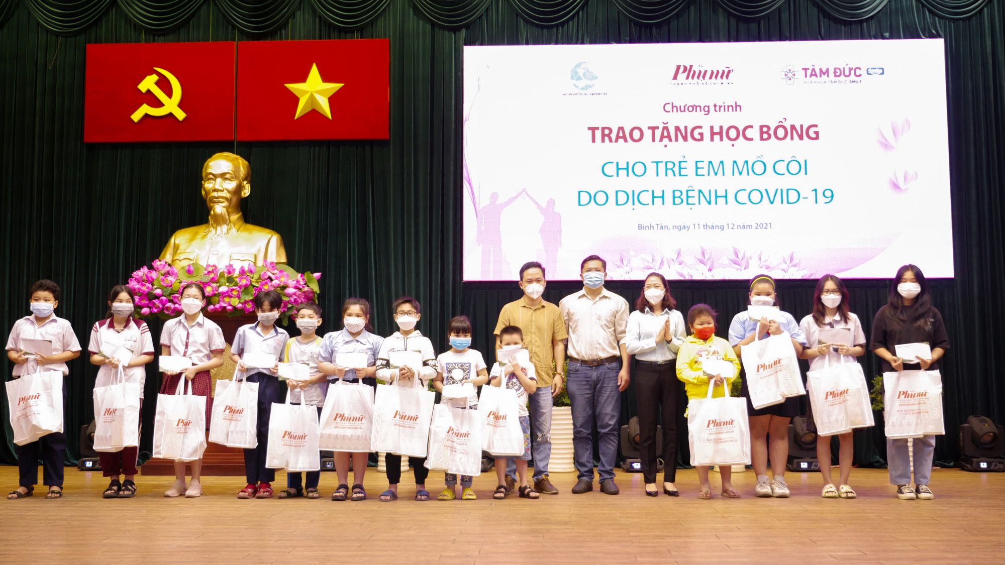 Tại quận Bình Tân, các đơn vị đã trao tặng 50 suất học bổng, mỗi suất 3 triệu đồng.