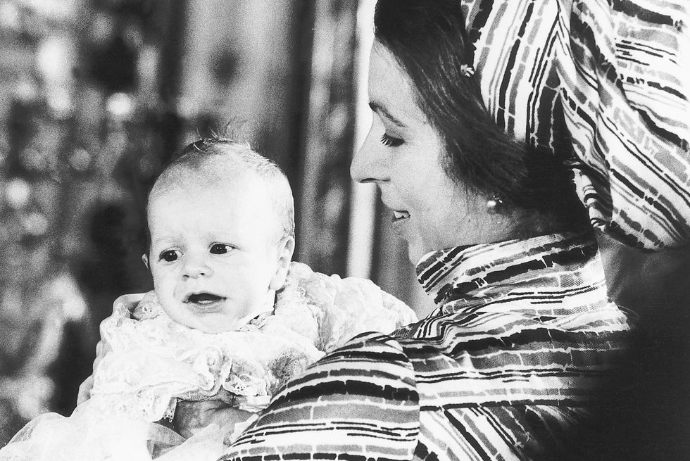 1977 Có một sự bổ sung mới cho gia đình hoàng gia trong kỳ nghỉ lễ năm 1977. Tại đây, Công chúa Anne bế cậu con trai 1 tháng tuổi, Peter Phillips, trong lễ rửa tội của cậu bé tại Cung điện Buckingham vào tháng 12.