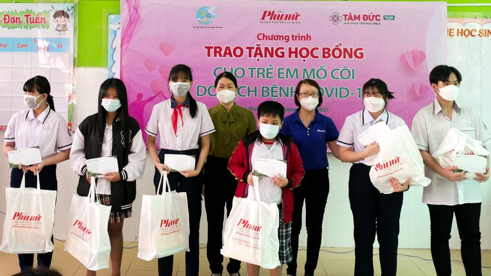 Chương trình trao tặng học bổng cho trẻ em mồ côi tại quận Tân Phú 
