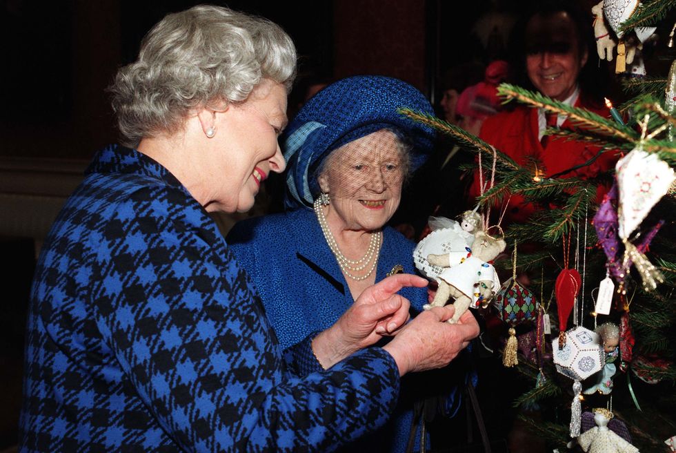 1998 Hoàng hậu (trái) và Thái hậu (phải) xem kỹ các món trang sức tại cùng một sự kiện.
