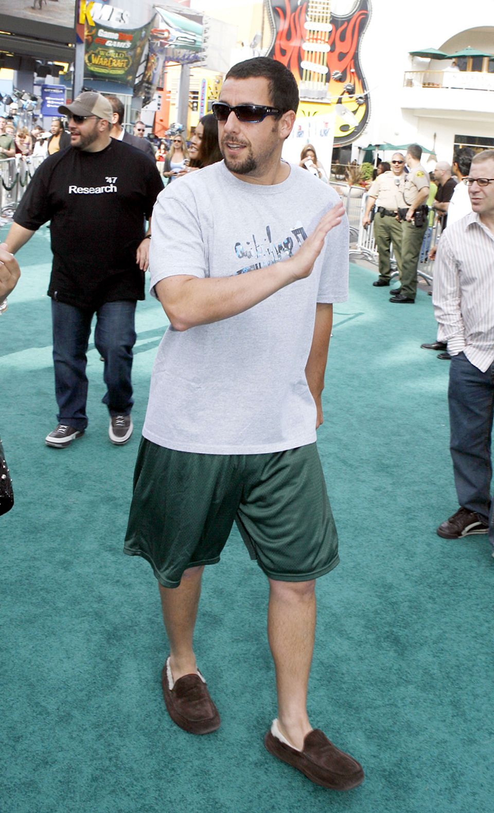 Adam Sandler đi dép và mặc quần đùi để tham gia buổi ra mắt phim.