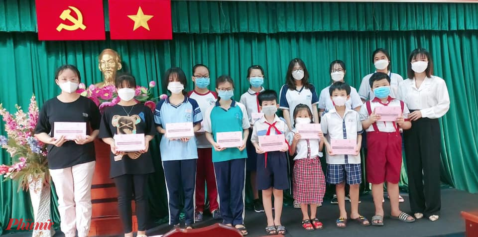20 chiếc máy tính bảng được trao tặng cho trẻ mồ côi, khó khăn tại huyện Hóc Môn. 