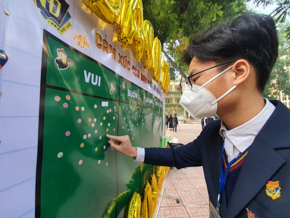 Sáng nay (6/12), học sinh khối 12 trên địa bàn thành phố Hà Nội đã chính thức quay lại trường sau thời gian dài nghỉ dịch COVID-19.