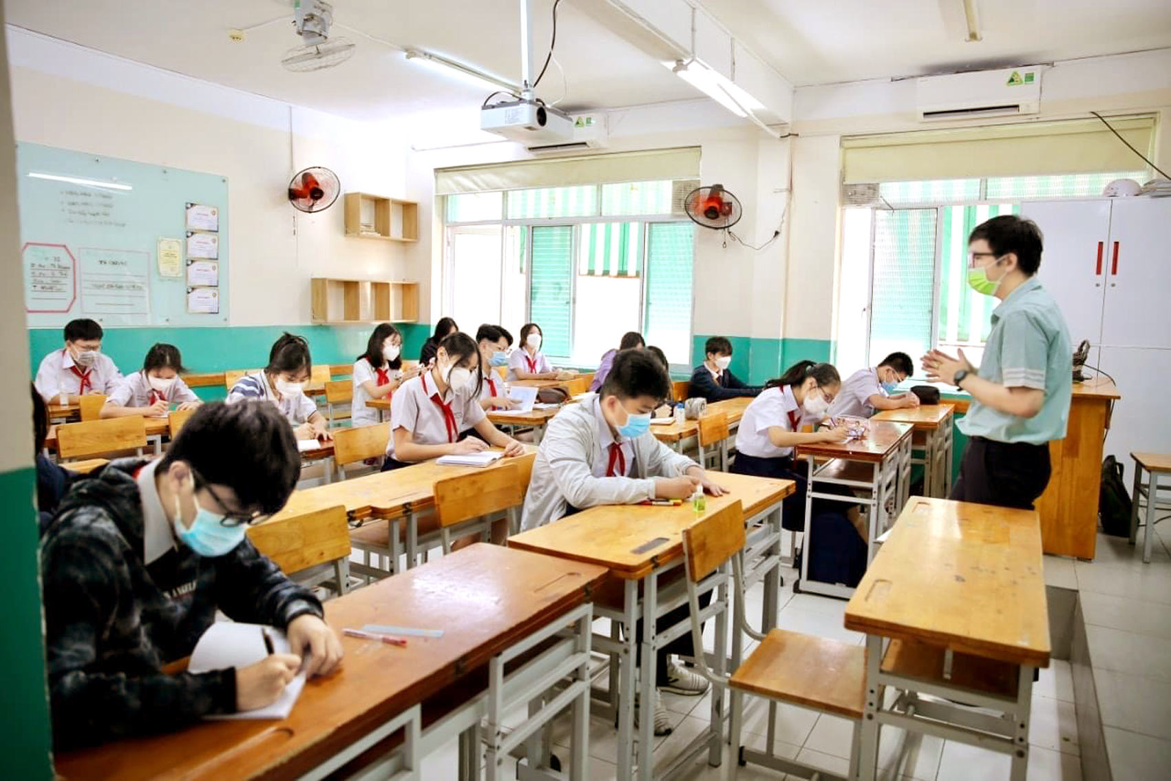 Học sinh Trường THCS Nguyễn Du (Q.1) tập dượt tình huống có F0 xuất hiện - ẢNH: TRƯỜNG THCS NGUYỄN DU