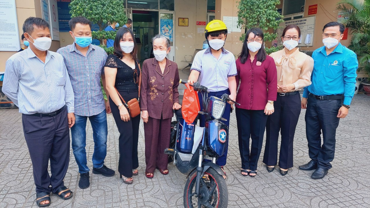 Chương trình còn trao tặng 1 xe máy điện cho em Lâm Minh Hiếu