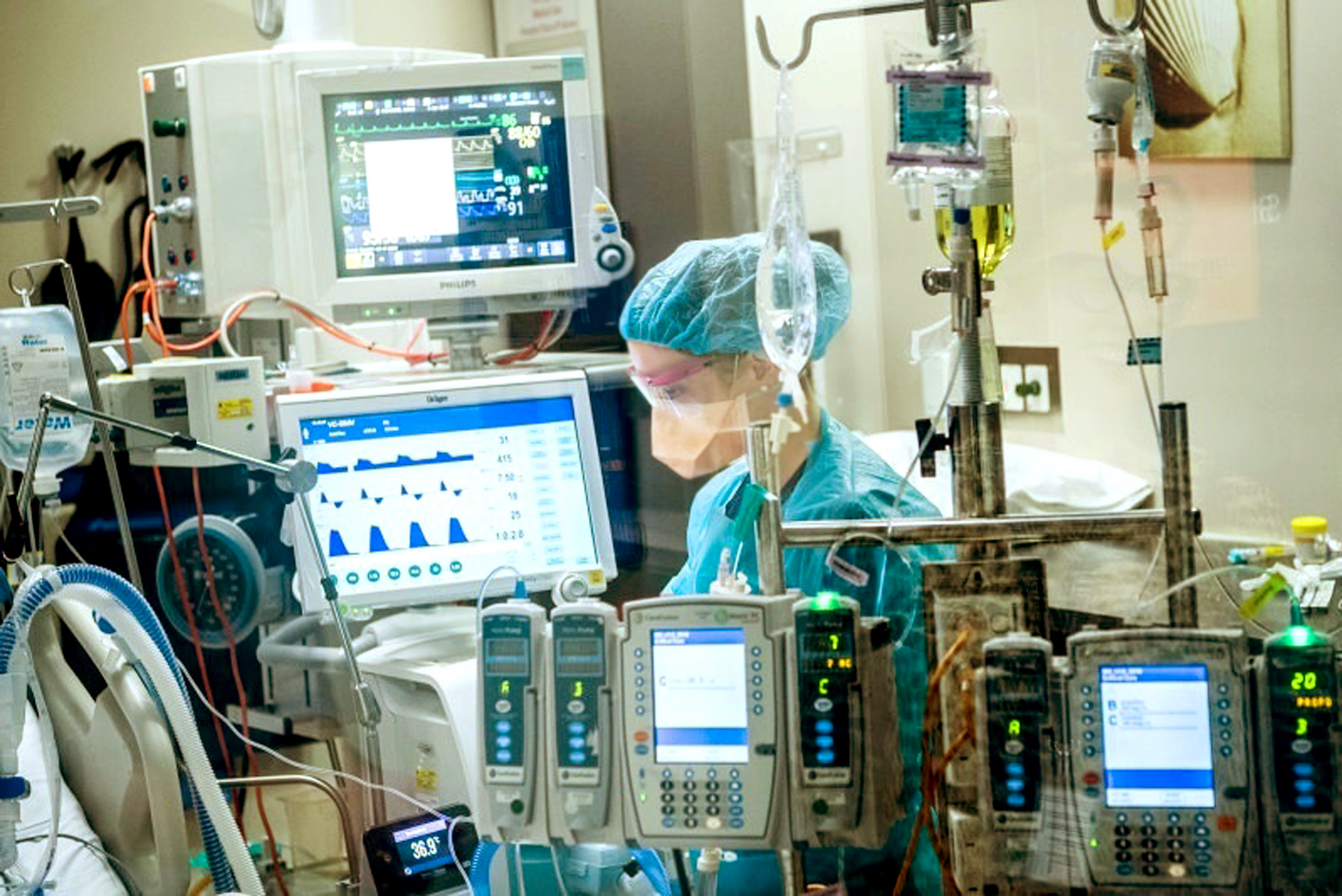 Một y tá điều trị cho bệnh nhân COVID-19 trong ICU tại Austin, bang Texas, Mỹ - Ảnh: JUSTIN MCMANUS/SMH