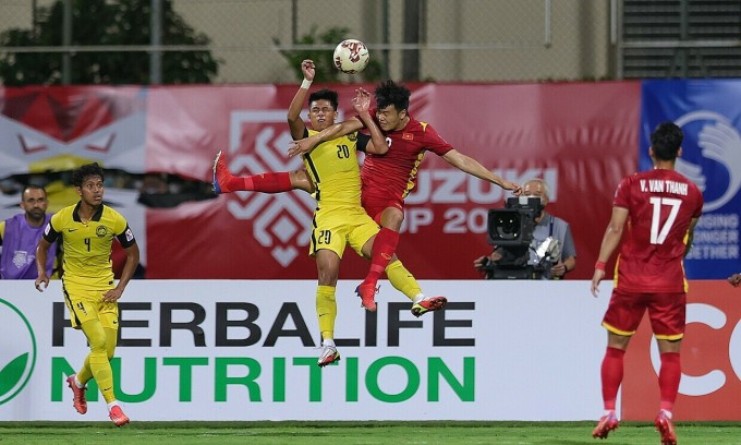 Cầu thủ Việt Nam chơi áp đảo, kiểm soát thế trận trước Malaysia.