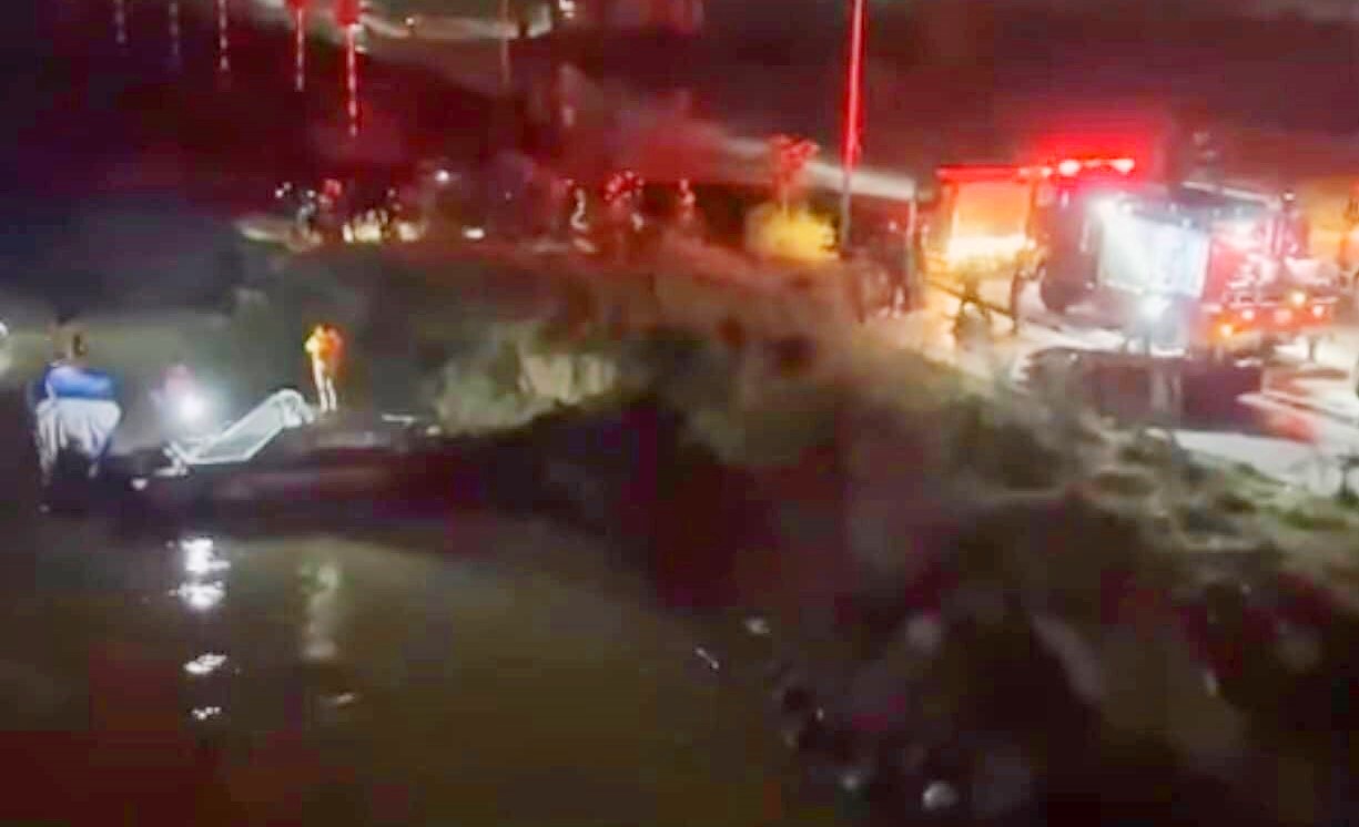 Lực lượng công an tìm chiếc xe máy của nạn nhân trên sông Thạch Hãn trong đêm 12/12. Ảnh: Công an Quảng Trị