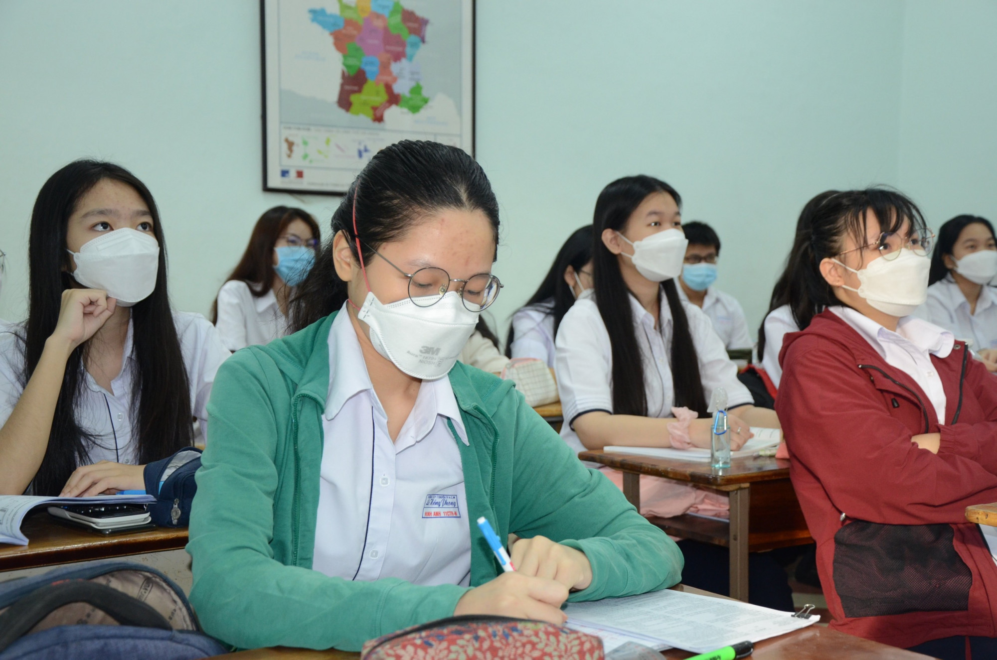 Học sinh lớp 12 Trường THPT chuyên Lê Hồng Phong (TP.HCM) trong buổi học trực tiếp đầu tiên năm học 2021-2022