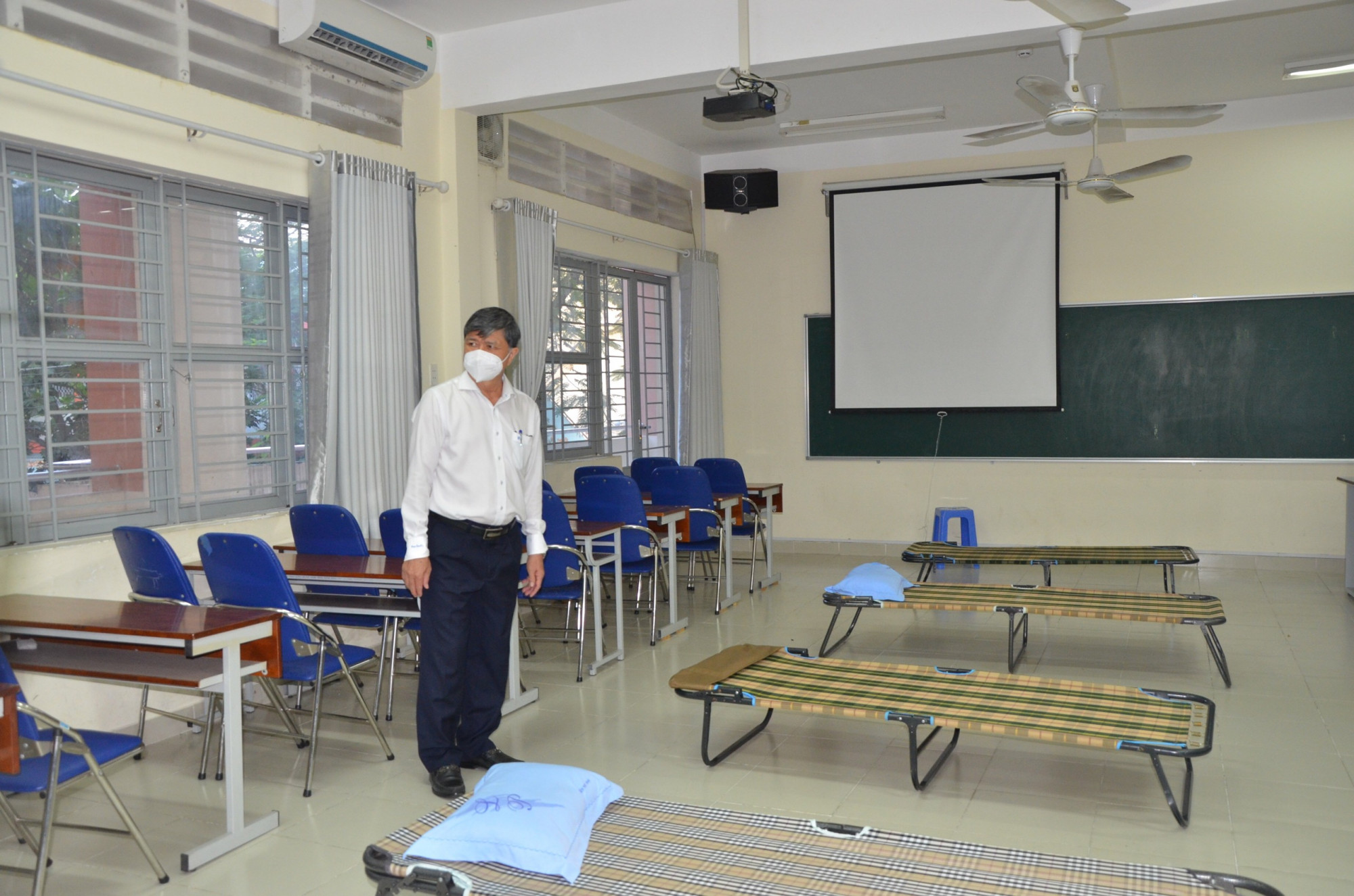 Ông Nguyễn Văn Hiếu, Giám đốc Sở GD-ĐT TPHCM kiểm tra các phòng cách ly của Trường THCS Lý Phong