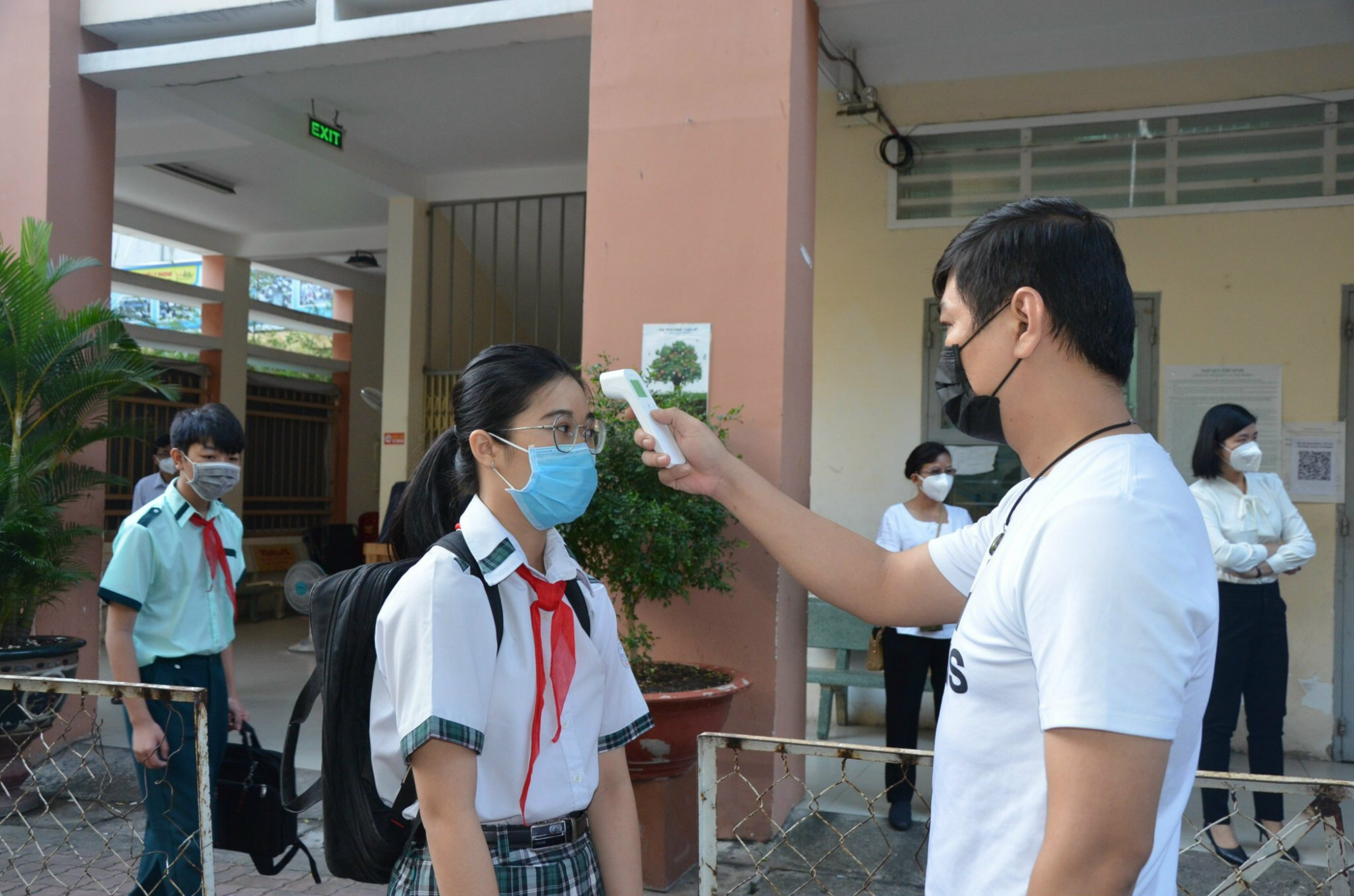 Học sinh lớp 9 Trường THCS Lý Phong (quận 5) kiểm tra thân nhiệt ngay khi vào đến cổng trường