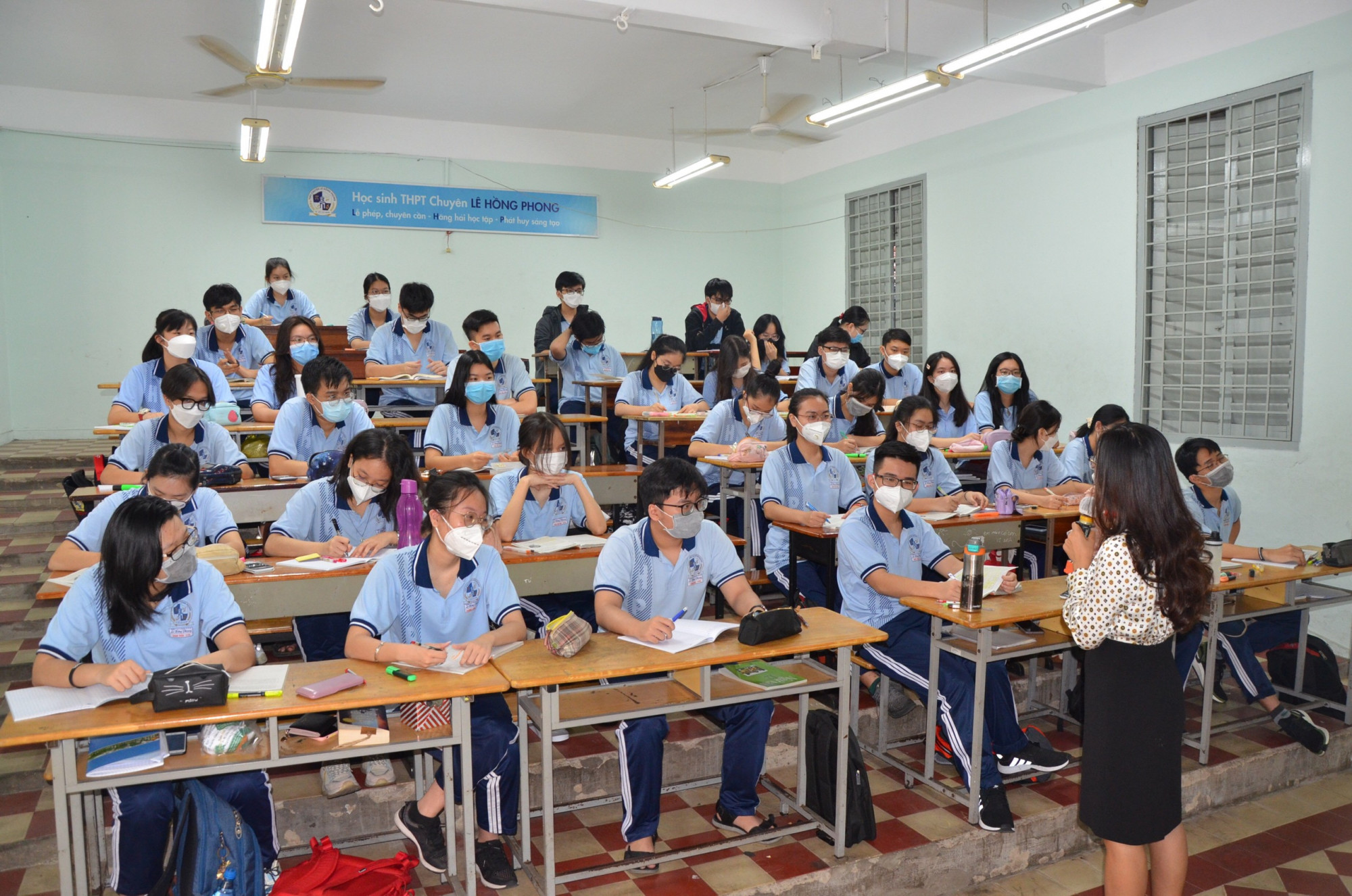 Học sinh Trường THPT chuyên Lê Hồng Phong trong buổi học trực tiếp đầu tiên sau 3 tháng học online
