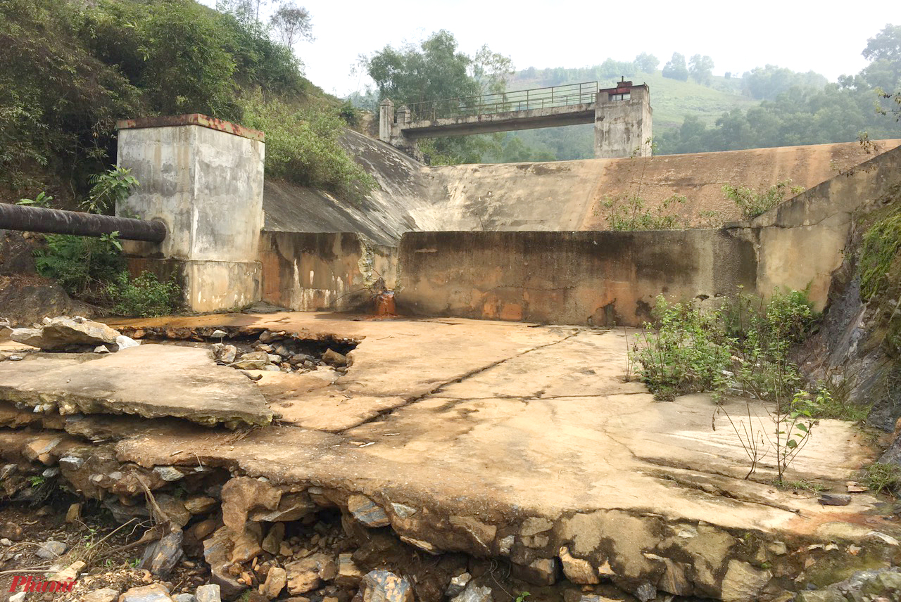 Ông Nguyễn Văn Thanh - Chủ tịch UBND xã Thanh Lâm cho biết, do lòng hồ quá nhỏ nên việc xây dựng đập nước ở vị trí này là không phù hợp. Hiện đập không còn khả năng tích nước, tuy nhiên chính quyền địa phương cũng hết cách, không có phương án để khắc phục.