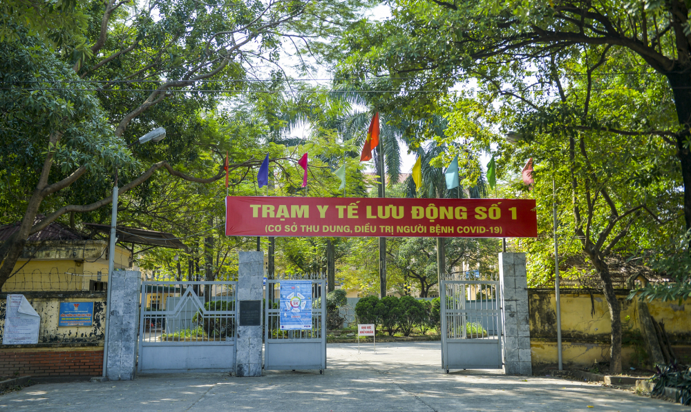 Trạm Y tế lưu động số 1 huyện Thanh Trì (Hà Nội) chính thức vận hành và thu dung điều trị người mắc Covid-19 với quy mô 300 giường bệnh.