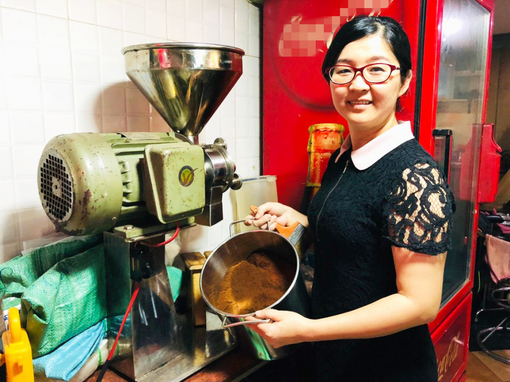 Để sản phẩm chất lượng đến tay khách hàng, chị Đào Thanh Loan tự mình tìm kiếm nguyên liệu cũng như phụ trách khâu chế biến